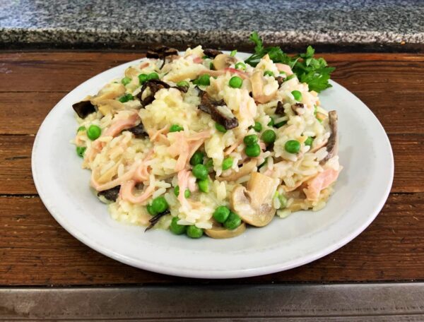 Arroz cremoso con jamón, hongos secos, champiñones y arvejas