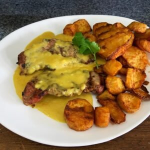 Bondiolitas a la mostaza y batatas fritas