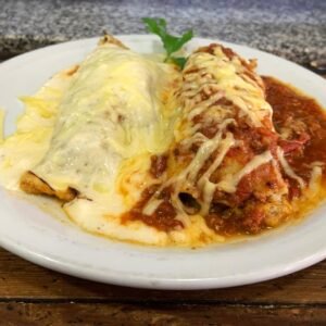 Canelones de verdura , pollo y ricota con salsa blanca, boloñesa y parmesano