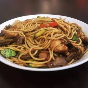 Espaguetis salteados al wok con verduras, pollo y salsa de soja