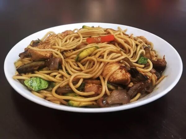 Espaguetis salteados al wok con verduras, pollo y salsa de soja