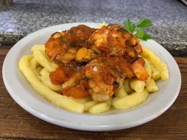 Fusiles al fierrito con salsa Margarita del Mar