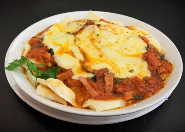 Amatriciana: tomate, panceta, albahaca, muzzarella