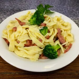 Tagliatelis caseros con brócoli y panceta