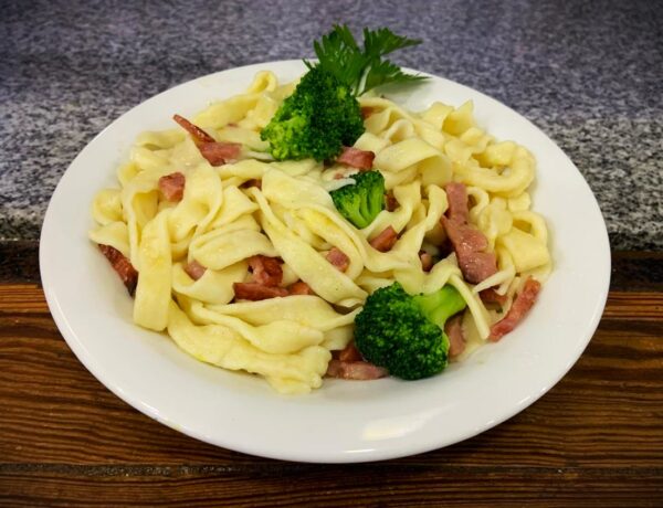 Tagliatelis caseros con brócoli y panceta