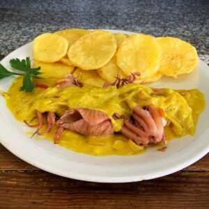 Calamares a la lionesa con papas españolas