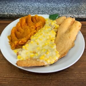 Filet de merluza con crema de choclo y puré de calabaza