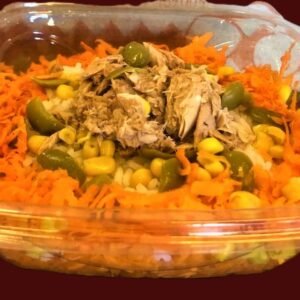 Ensalada con atún, lechuga, zanahoria, dados de queso y choclo en grano