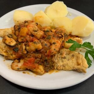 Filet de merluza a la romana con frutos de mar y papas al natural