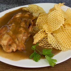 Pollo al vino blanco con papas rejilla