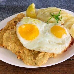 Escalope de ternera con puré y 2 huevos fritos