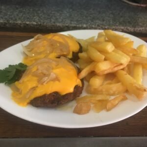 Hamburguesas caseras (2) con cheddar, cebolla y papas fritas