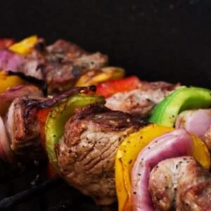 Brochette de lomo con papas españolas