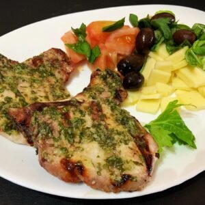 Costillitas de cerdo a la provenzal con ensalada caprese