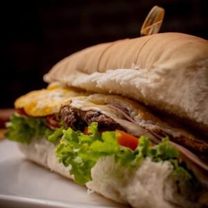 Sandwich Lomo con jamón y queso o lechuga y tomate