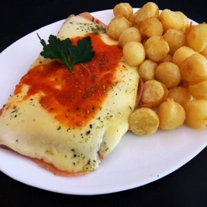 Matambre tiernizado a la pizza con papas noisette