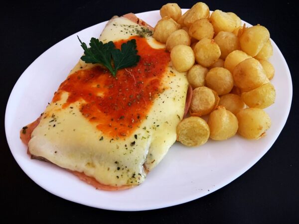 Matambre tiernizado a la pizza con papas noisette