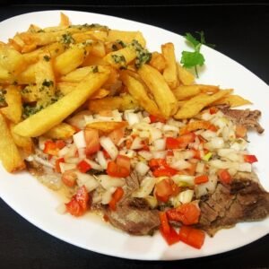 Matambre tiernizado con salsa criolla y guarnición