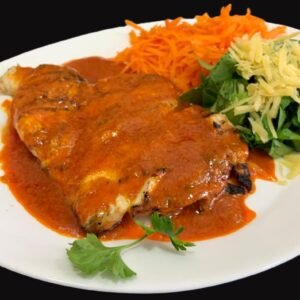 Pollo al ajillo con ensalada de rúcula, zanahoria y parmesano