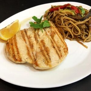 Pollo grillado con espaguetis salteados, verdura y salsa de soja