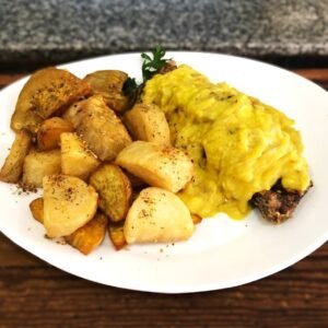 Ternera a la lionesa con papas y batatas al horno