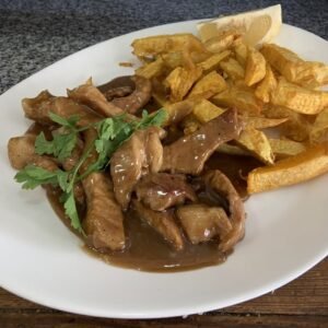 Lonjas de cuadril en salsa demiglacé con batatas fritas