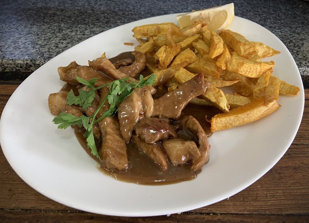 Lonjas de cuadril en salsa demiglacé con batatas fritas