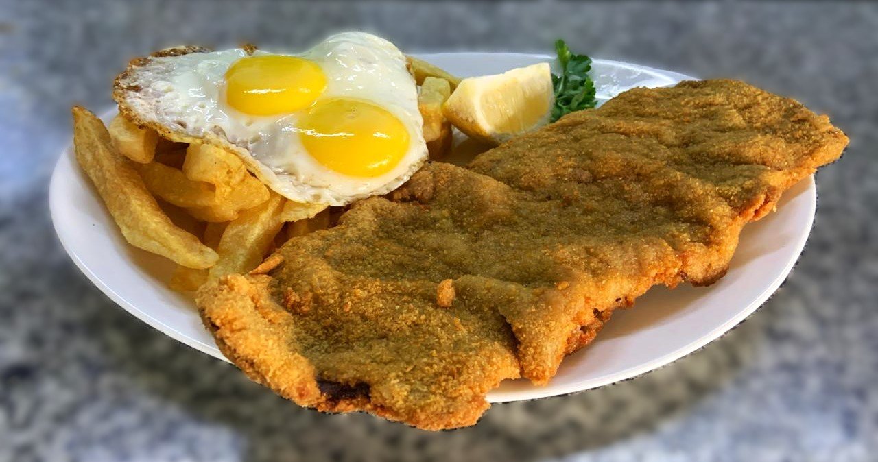 Milanesa de ternera papas fritas y 2 huevos fritos