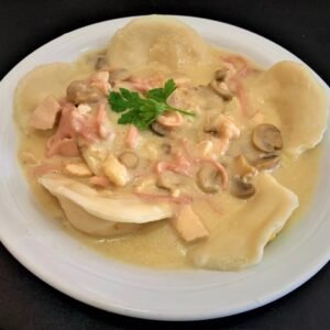 Sorrentinos de jamón y muzzarella con salsa parisienne