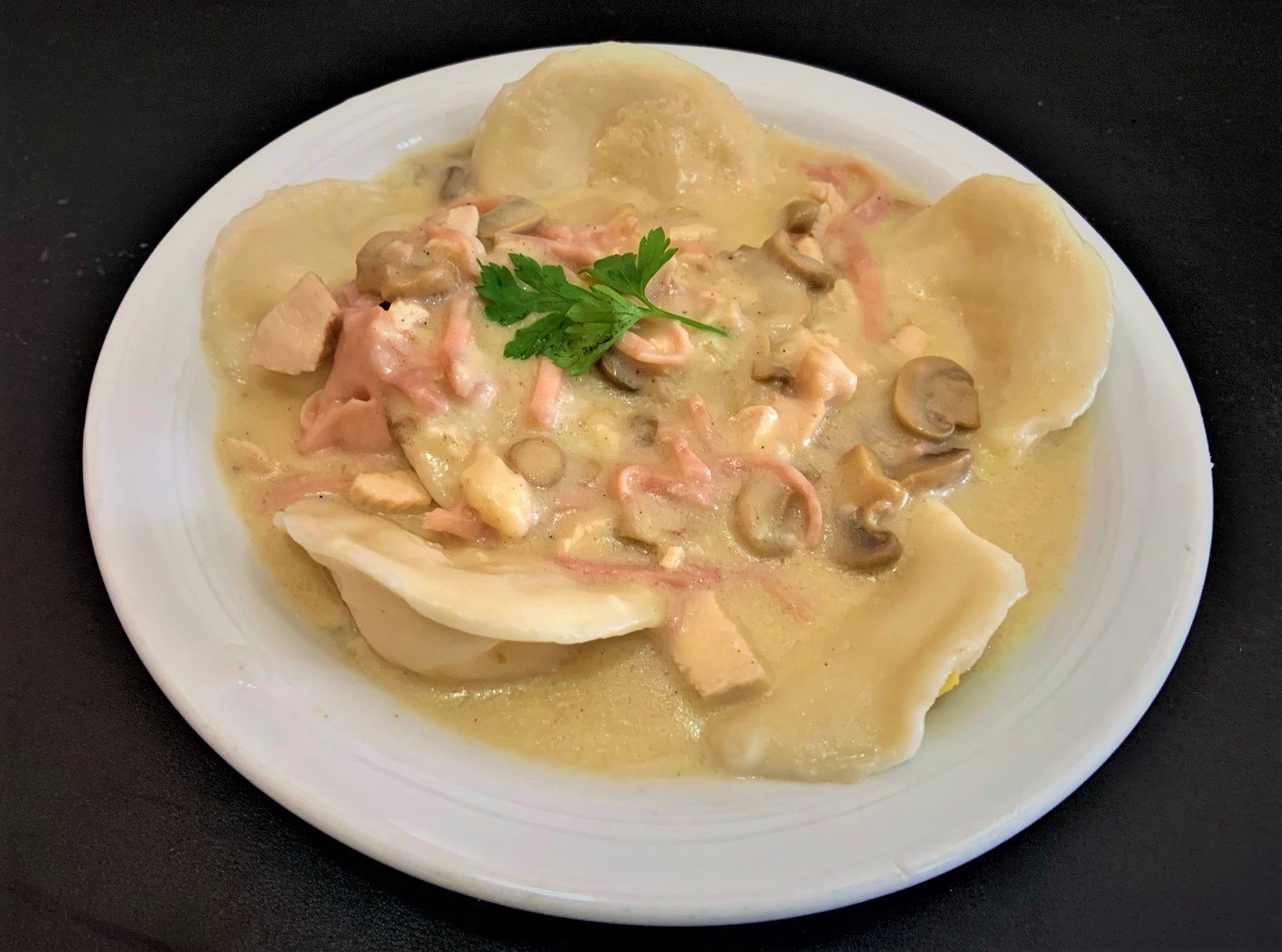 Sorrentinos de jamón y muzzarella con salsa parisienne