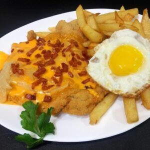 Milanesa “Magnífica” (Queso cheddar, cebolla dorada, panceta crujiente y fritas ½ caballo)