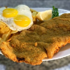 Milanesa de ternera a caballo con papas fritas