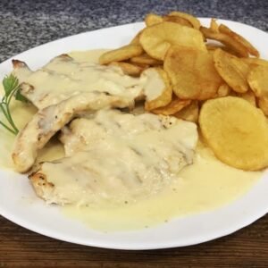 Pollo grillado a la crema de limón con papas españolas