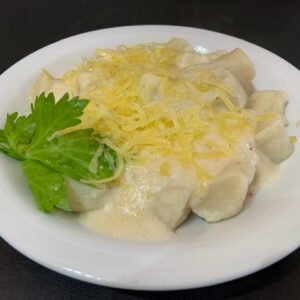 Ñoquis caseros con crema y parmesanos gratinados