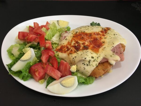 Suprema de pollo a la napolitana con ensalada de lechuga,tomate y huevo
