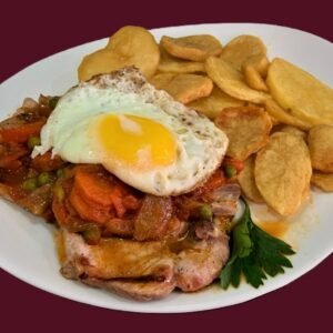 Costillitas de cerdo a la criolla (Salsa de tomate, papas, zanahoria, arvejas, morrón, cebolla y huevo frito)