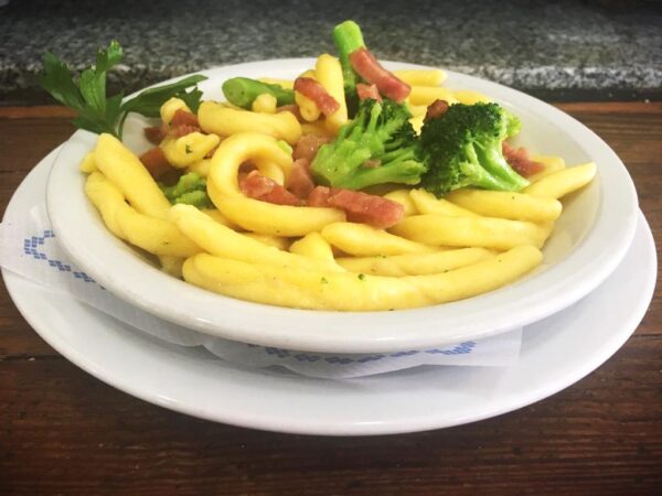 Fusilli al fierrito con brócoli, panceta y oliva