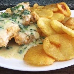 Muslitos a la romana con crema de verdeo y papas fritas