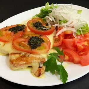 Pollo grillado caprese con ensalada mixta