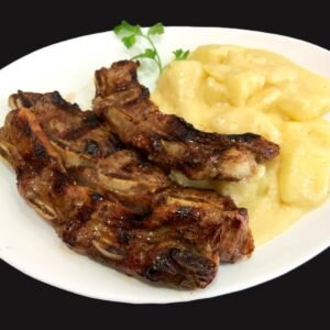 Asado de tira con papas a la crema