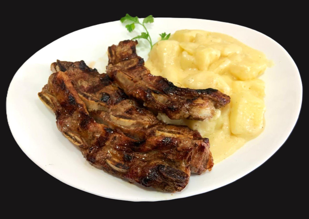 Asado de tira con papas a la crema