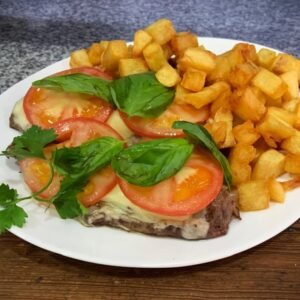 Bife de cuadril caprese con papas cuadrillé (Muzzarella, tomate y albahaca)