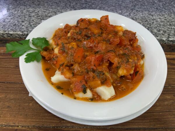 Ñoquis souflee con pomodoro concasé (Tomate en cubos, albahaca y ajo)