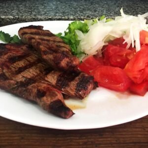 Bife de cuadril con ensalada mixta