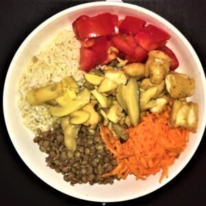 Ensalada de lentejas (Lentejas, arroz, tomate, zanahoria, dados de pollo y filetes de champiñón)