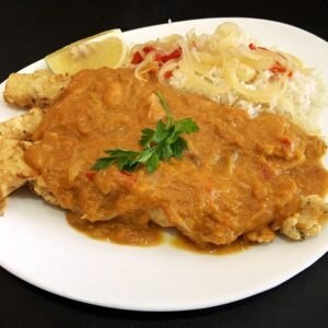 Filet de merluza con crema de calabaza, arroz, cebollita y morrón