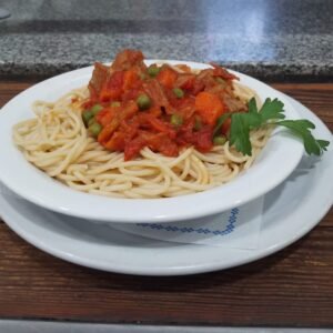 Espaguetis con ragú de ternera (Estofado de zanahoria, cebolla, salsa de tomate y arvejas)