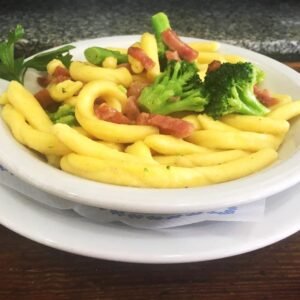 Fusile al fierrito con brócoli, panceta y oliva