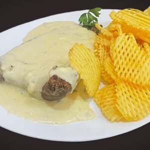 Matambre tiernizado al roquefort con papas rejilla