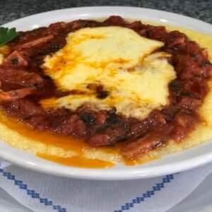 Polenta con salsa Amatriciana (Tomate, panceta, albahaca y muzzarella)